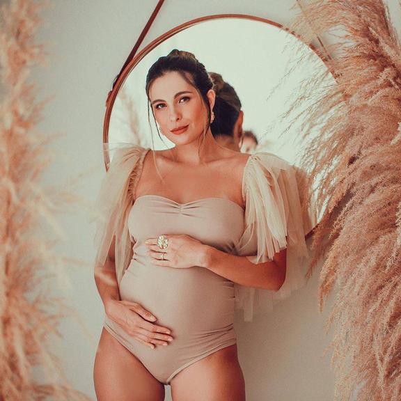Kamilla Salgado exibe o barrigão e celebra a vigésima semana de gravidez