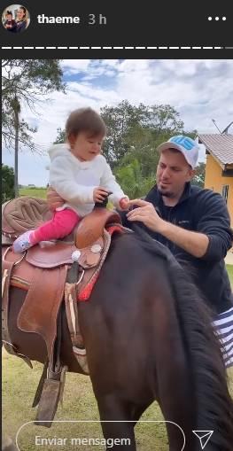 Thaeme Mariôto derrete a web ao mostrar a filha andando a cavalo