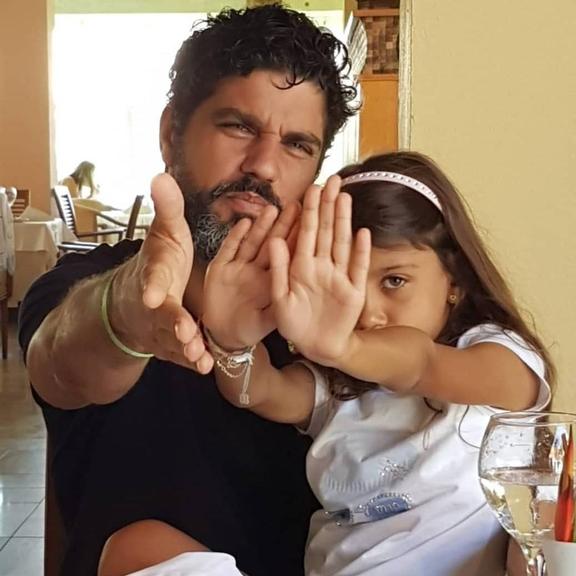 Bruno Cabrerizo posa com os filhos e se diverte nas redes sociais