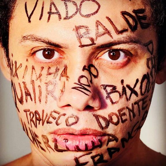 Silvero Pereira pinta todo seu rosto no Dia Internacional contra a LGBTfobia