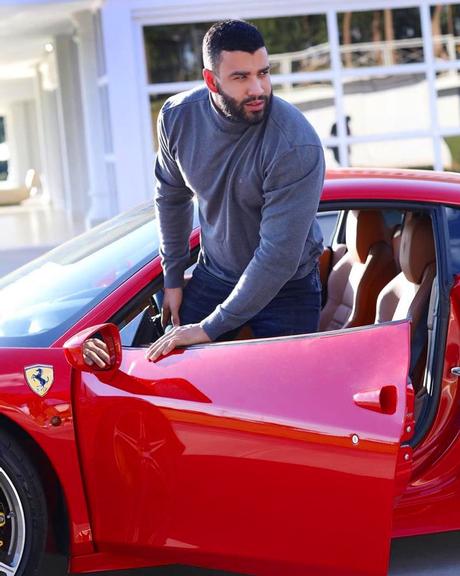 Gusttavo Lima posa com a sua Ferrari milionária 
