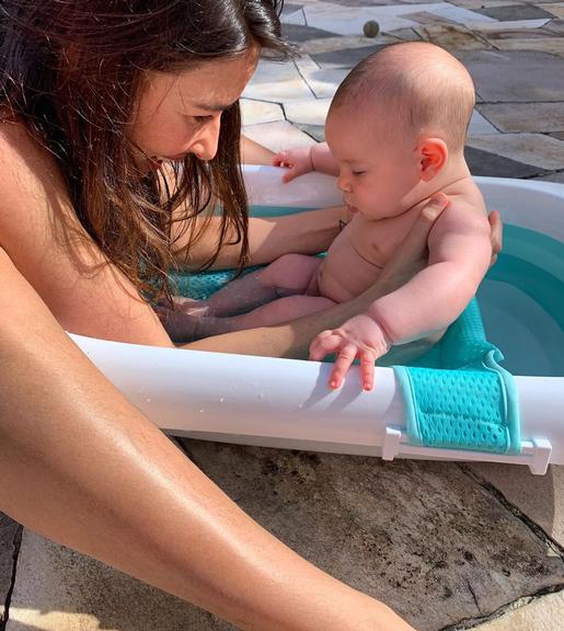 Giselle Itié registra banho de banheira do filho de 3 meses