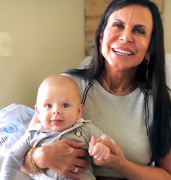Gretchen posa com o neto Bento nas redes sociais