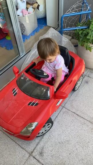 Zoe surge dirigindo carrinho de luxo em vídeo na web