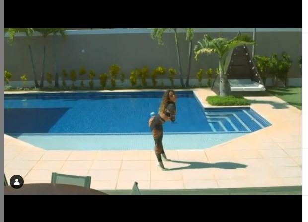 Anitta grava clipe de 'Tócame' à beira da piscina de sua mansão