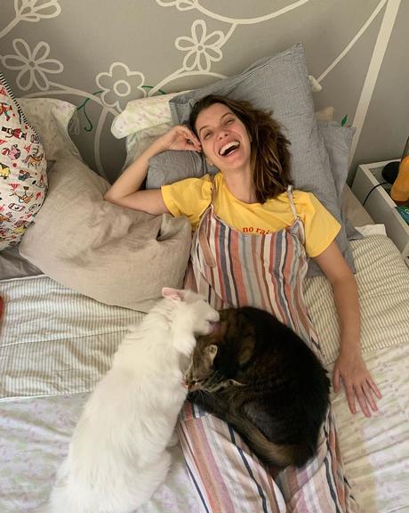 Grávida, Nathalia Dill mostra momento de carinho com gatos de estimação 