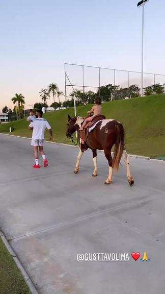 Gusttavo Lima leva filho para passeio a cavalo
