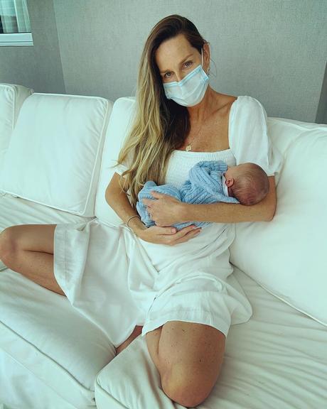 Mariana Weickert mostra seu filho de 3 semanas em seu colo