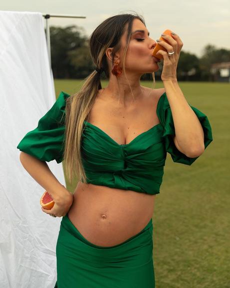 Flávia Viana exibe marcas na sua barriga de grávida