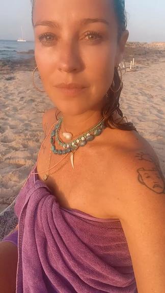 Seminua, Luana Piovani abre mão de parte do biquíni em praia