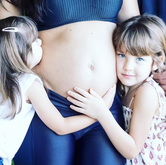 Kyra Gracie mostra clique carinhoso com as filhas