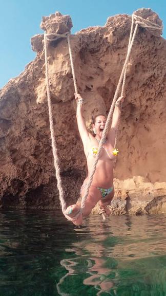 Luana Piovani mostra tudo em praia de Ibiza