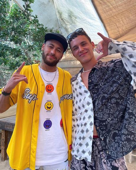 Neymar Jr. conhece Arón Piper, de 'Élite', durante férias na Espanha
