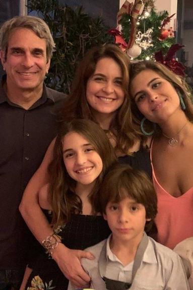 Cláudia Abreu reúne a família em clique raro