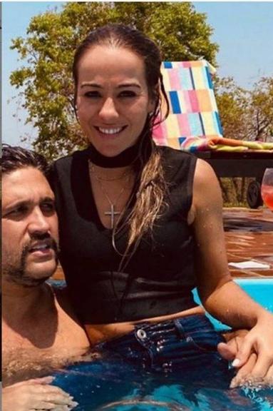 Léo Chaves posa com nova namorada nas redes sociais