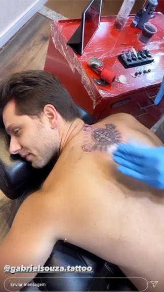 Eliéser Ambrósio faz tatuagem para homenagear o filho, Bento