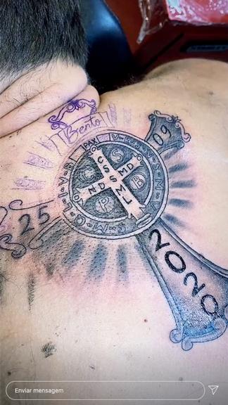 Eliéser Ambrósio faz tatuagem para homenagear o filho, Bento
