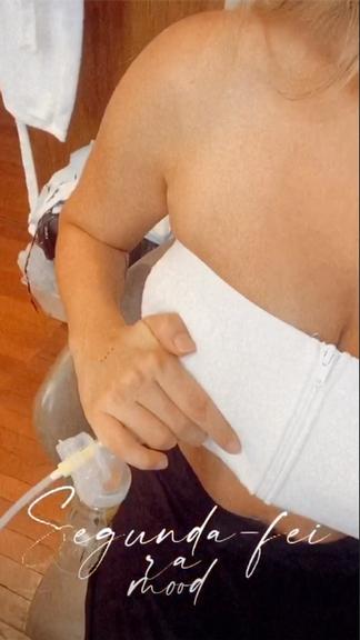 Giovanna Ewbank tira leite enquanto se maquia para ensaio