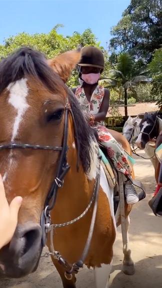 Giovanna Ewbank leva Titi para aula de equitação