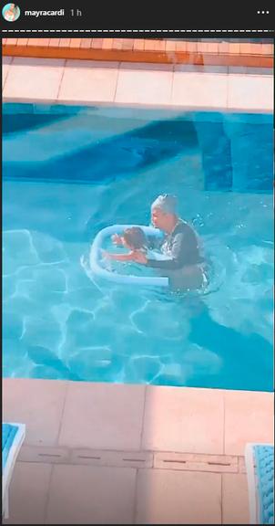 Mayra Cardi filma Sophia fazendo natação