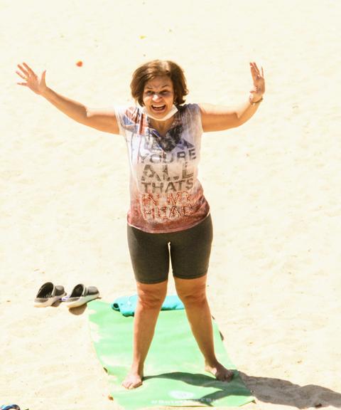 Claudia Rodrigues curte dia de praia