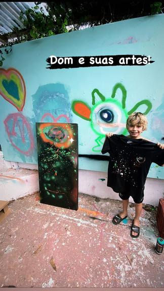 Pedro Scooby leva os filhos para grafitar no Rio