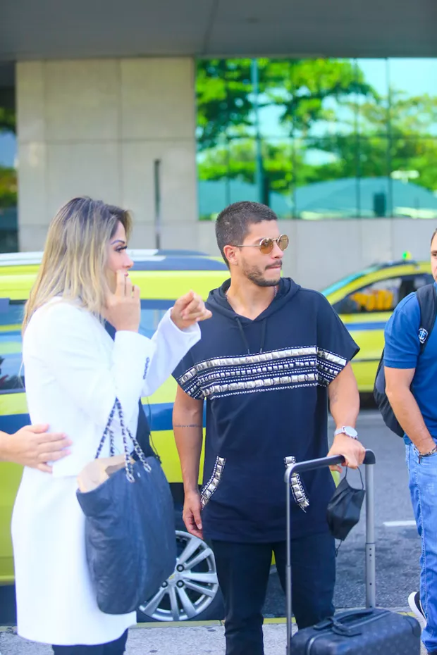 Após rumores de traição, Arthur Aguiar e Maíra Cardi surgem juntinhos em aeroporto