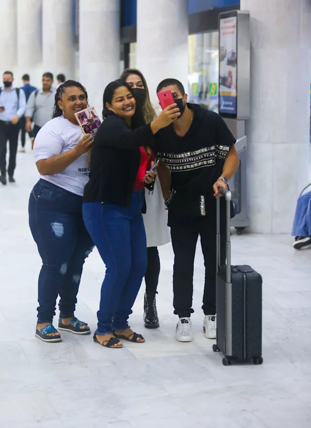 Após rumores de traição, Arthur Aguiar e Maíra Cardi surgem juntinhos em aeroporto