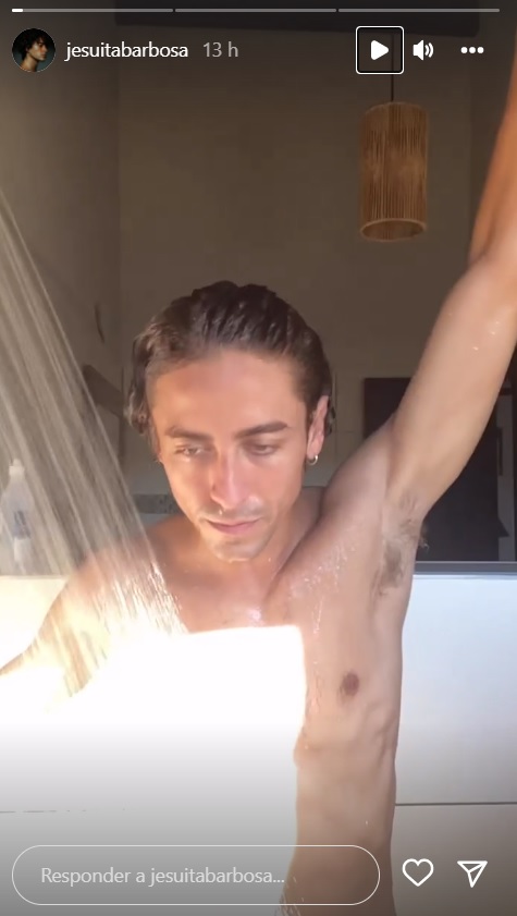 Pelado, Jesuíta Barbosa sensualiza durante banho e provoca fãs: "Gostoso"