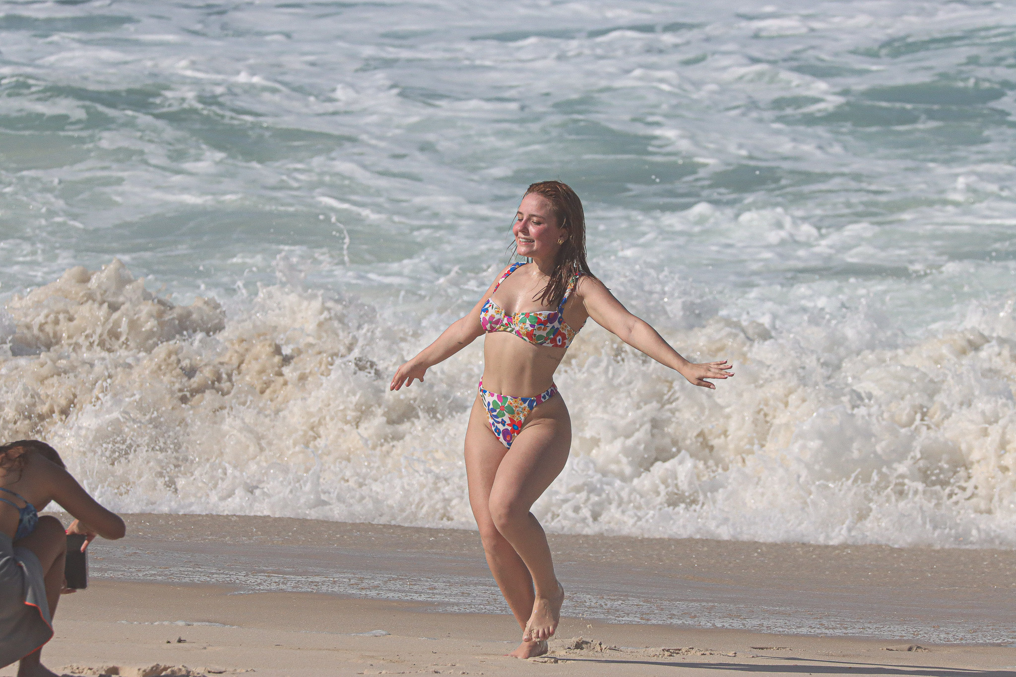 Larissa Manoela na praia de biquíni