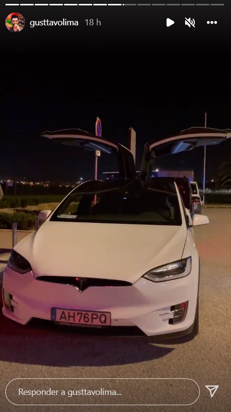 Gusttavo Lima usa carro futurista de R$ 500 mil em viagem na Europa: "Sai voando"