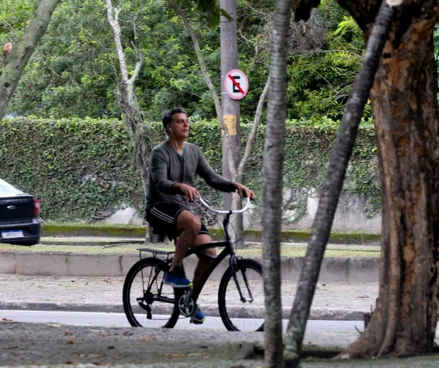 Eduardo Moscovis anda de bicicleta
