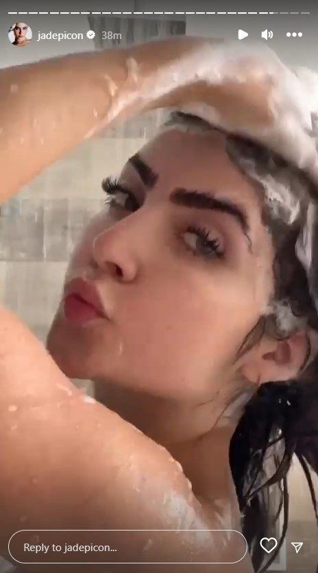 Jade Picon tomando banho