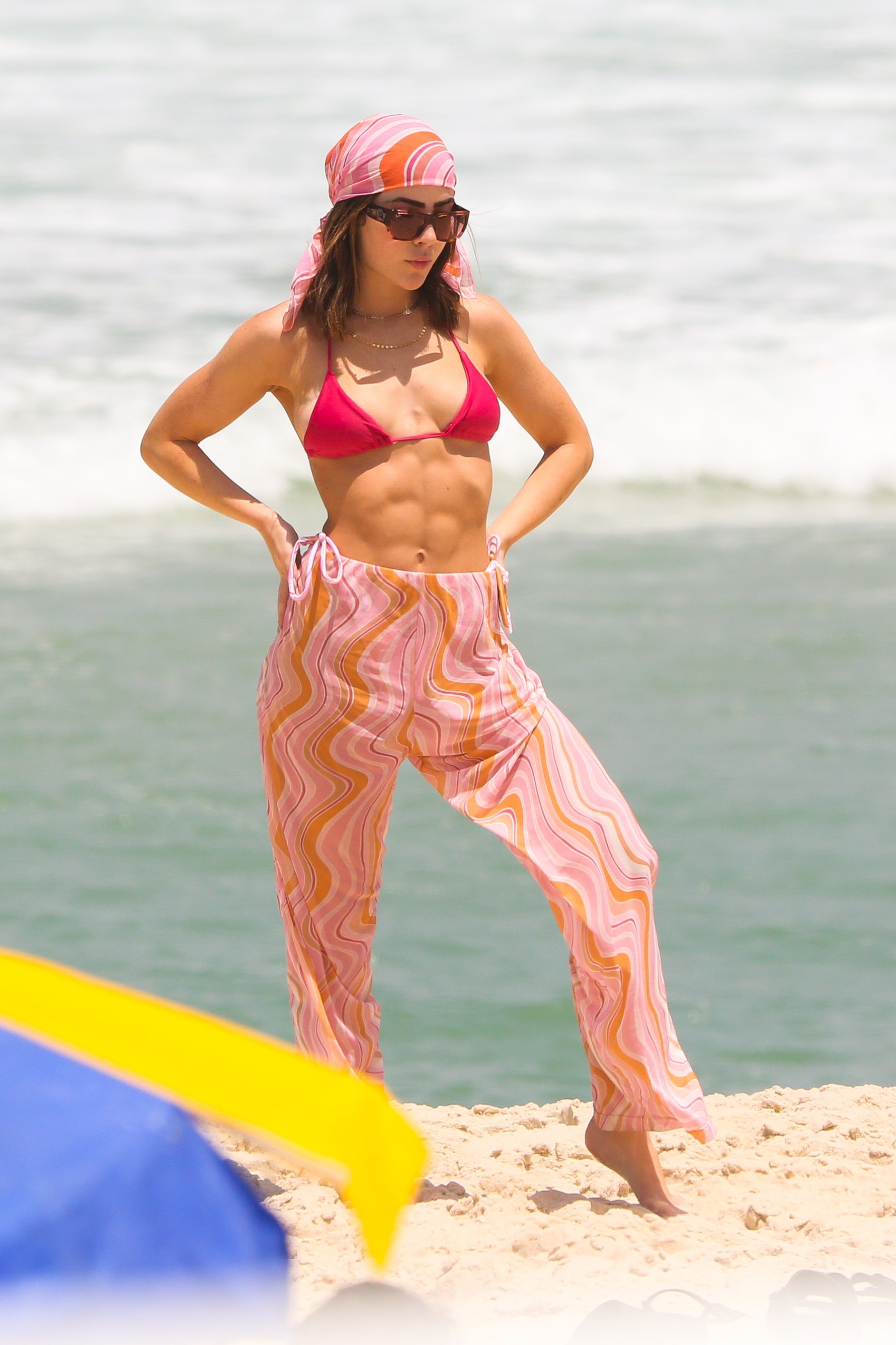 Jade Picon curte praia com Duda Santos, amiga do elenco de