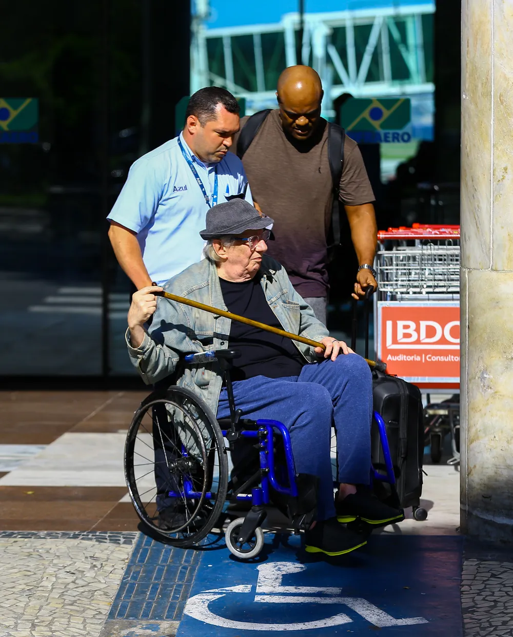 Aos 74 anos, Marco Nanini surge de cadeira de rodas em aeroporto do Rio de Janeiro