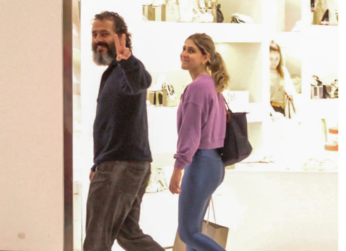 Marcos Palmeira passeia por shopping com filha