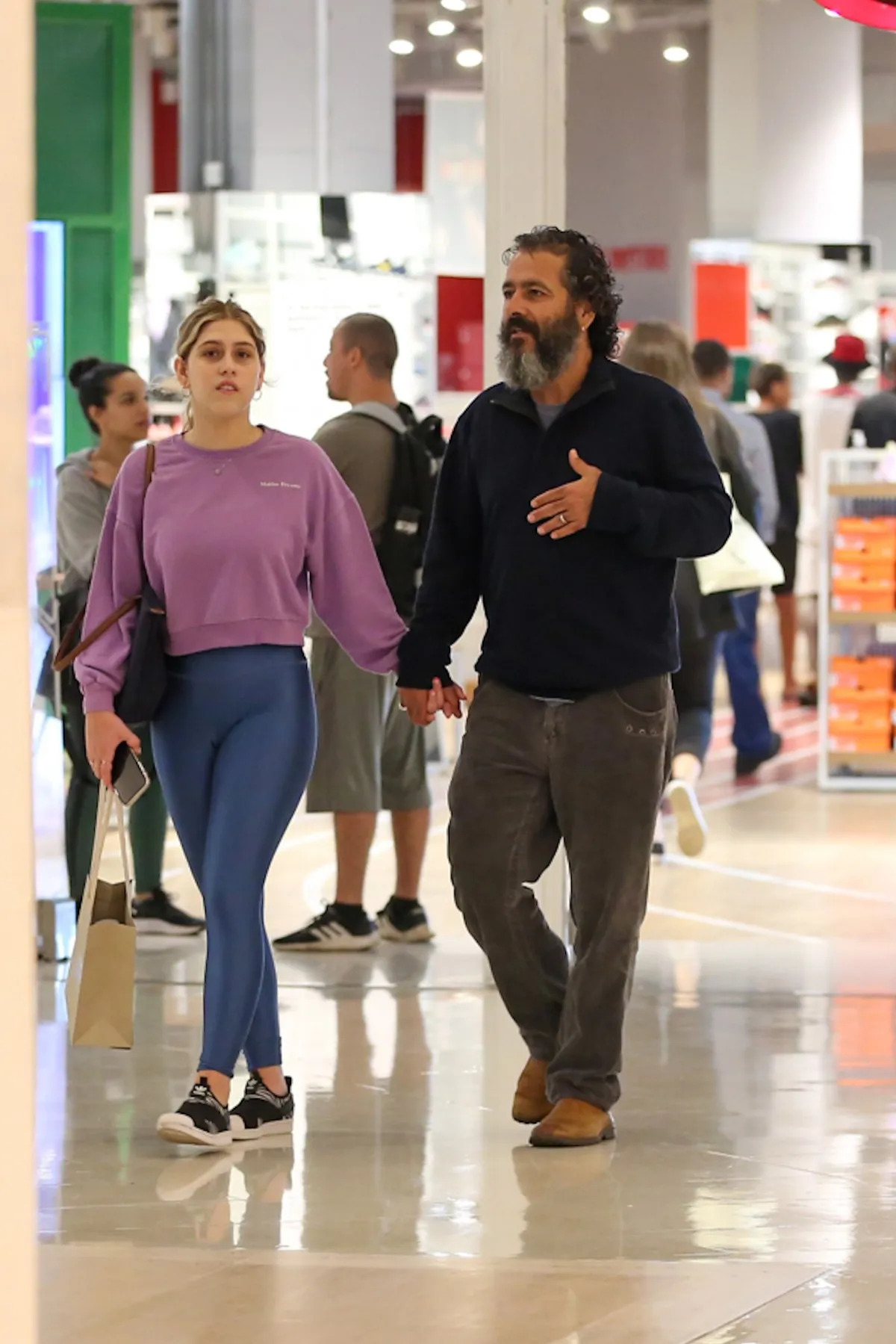 Marcos Palmeira passeia por shopping com filha