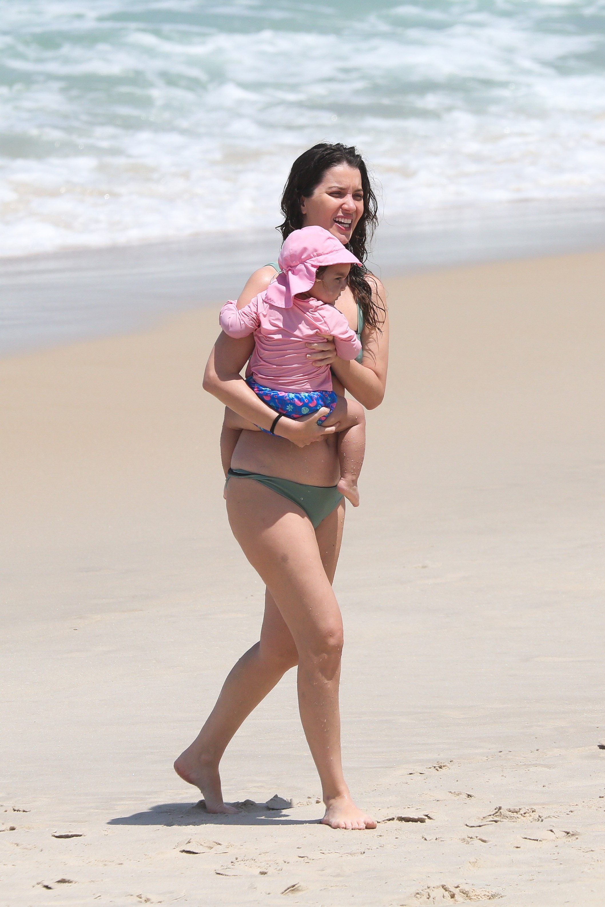 Foto de Nathalia Dill com a filha na praia