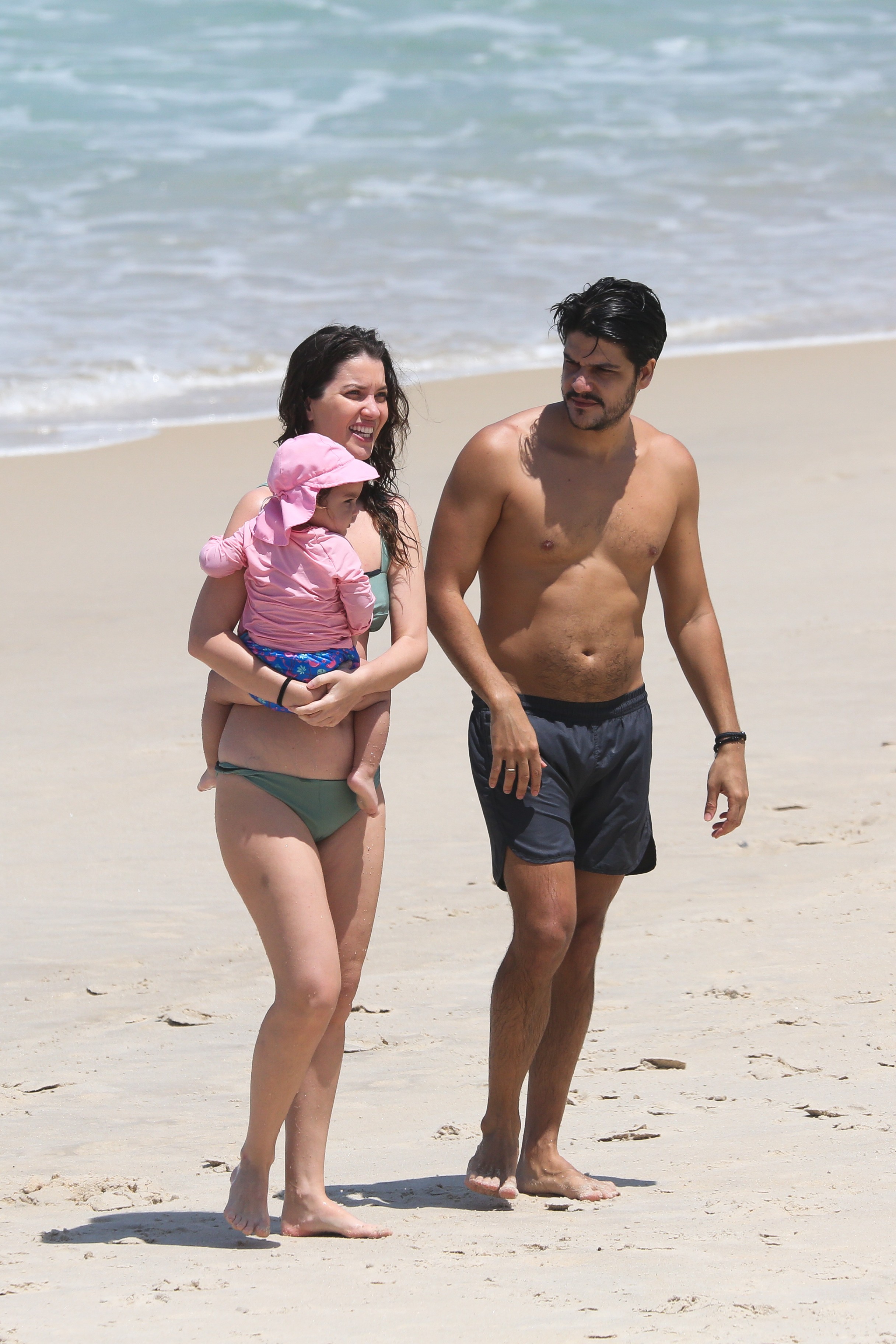 Foto de Nathalia Dill com a filha e o marido na praia