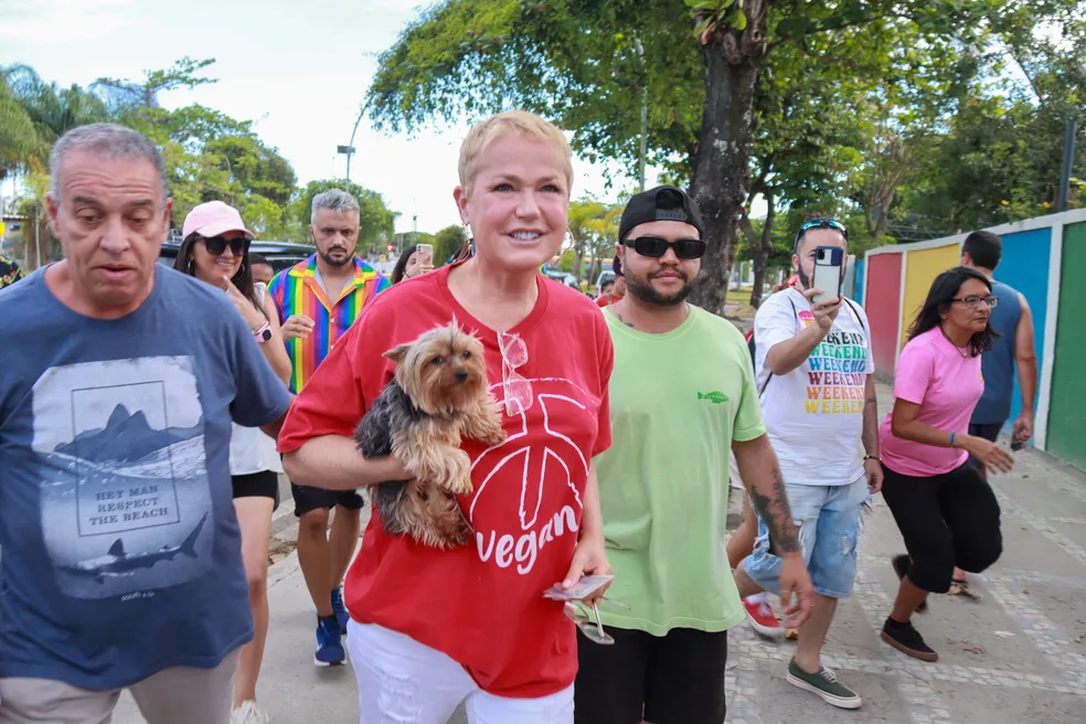 Xuxa leva cachorro para zona eleitoral; Thiago Mattos/AgNews