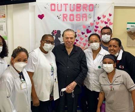 Silvio Santos toma terceira dose da vacina