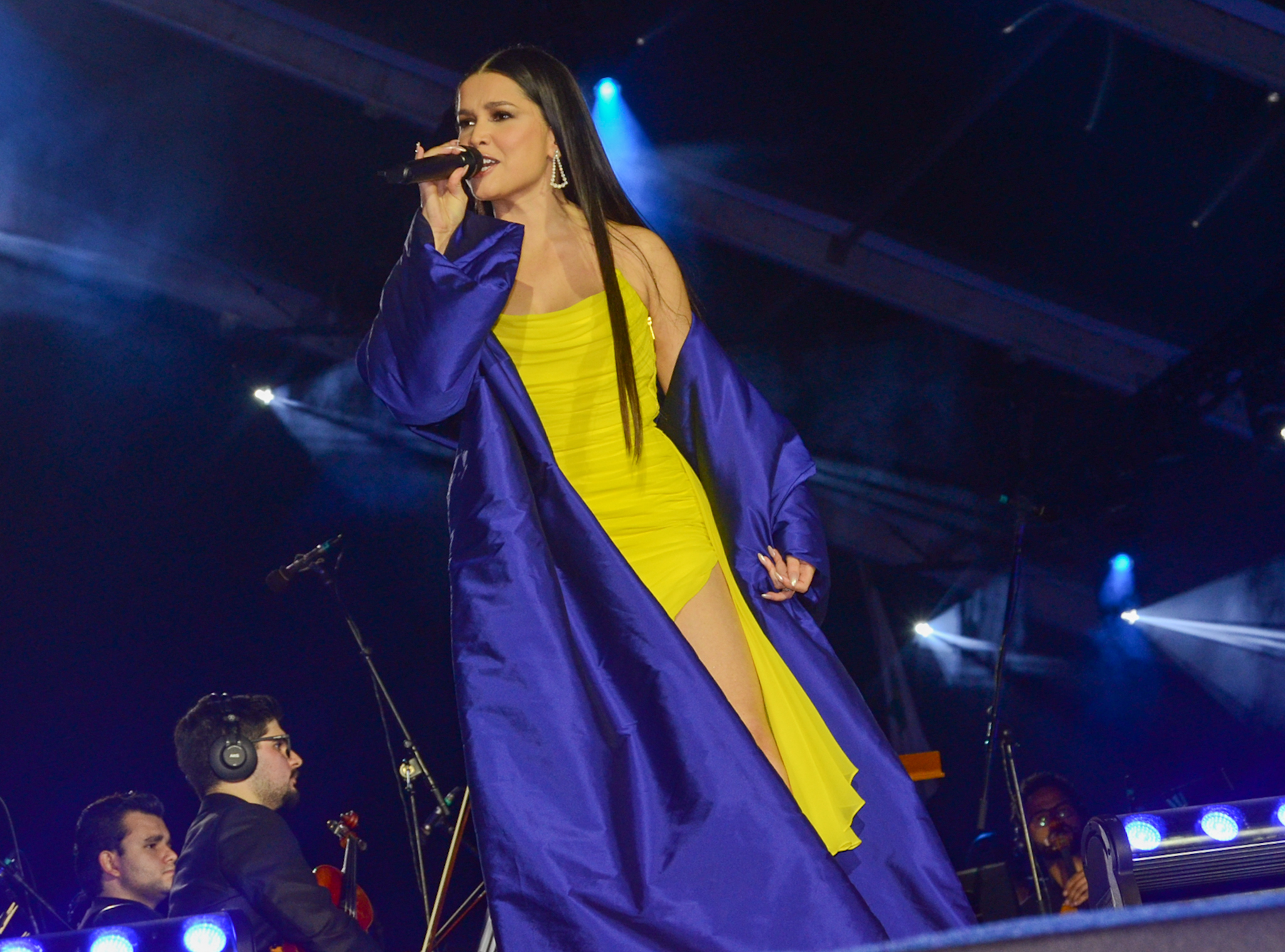 Foto de Juliette Freire com vestido amarelo e capa azul