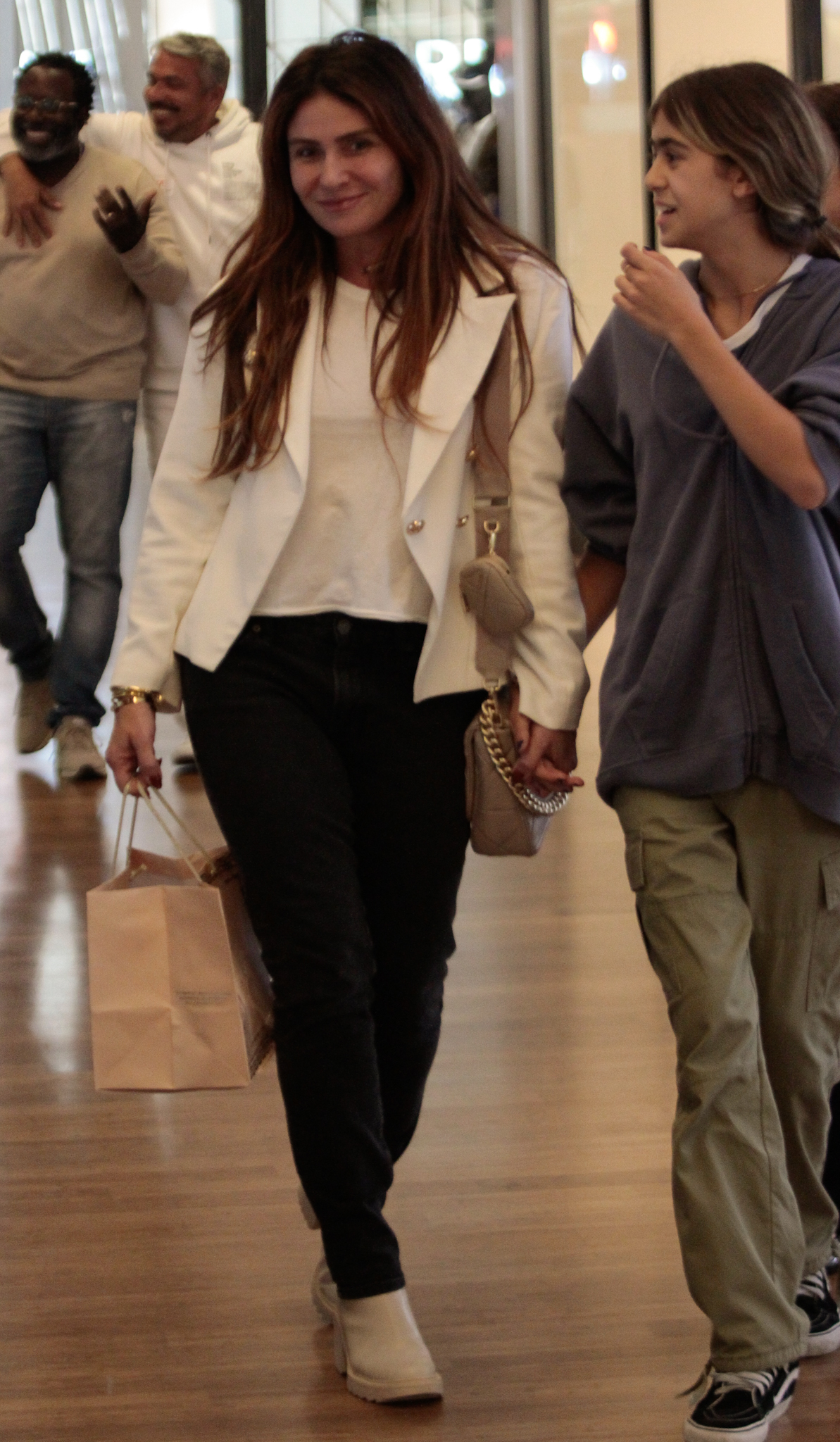 Foto de Giovanna Antonelli com uma das filhas andando em um shopping
