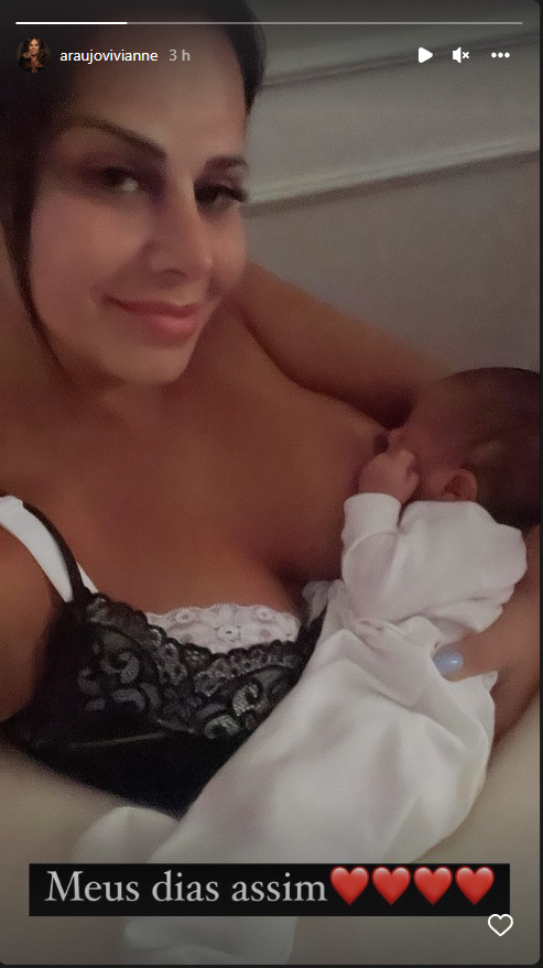 Foto retirada dos Stories de Viviane Araújo amamentando bebê